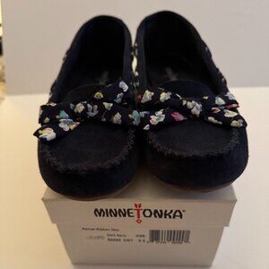 Minnetonka 69595 Navy Blue Suede with Floral Bow Moccasin, Size 9.5